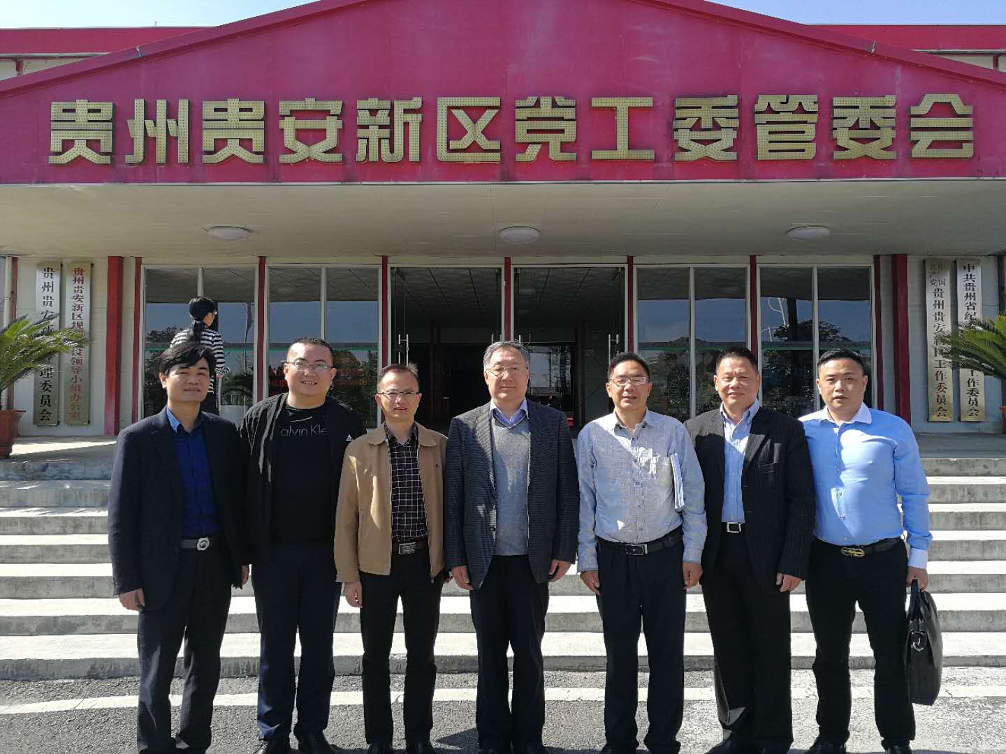 貴安新區副主任 任永強和北京海明堡航空科技有限公司董事長(cháng)徐昌東及總經(jīng)理何惠貴在貴安新區實(shí)地考察