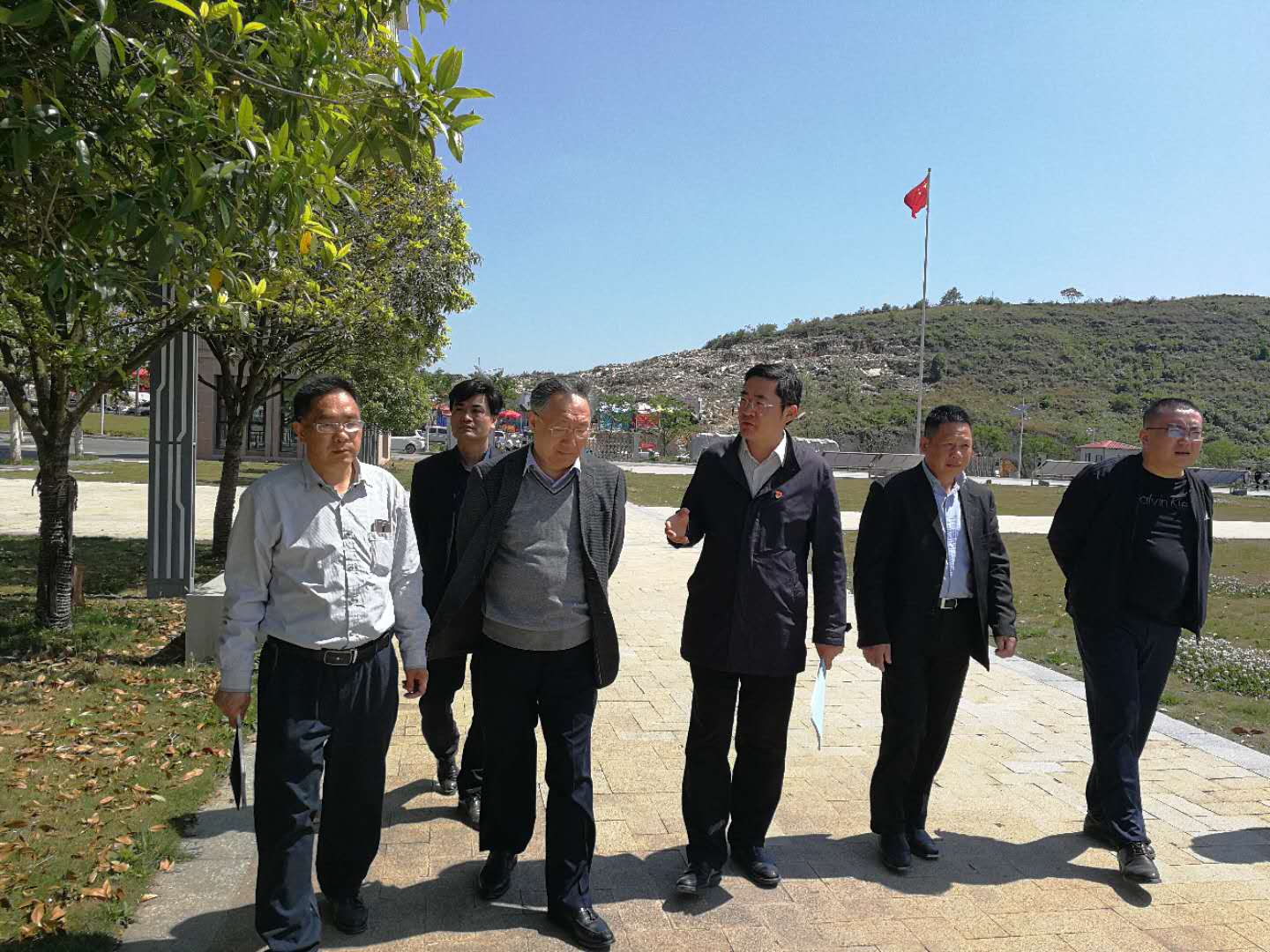 各領(lǐng)導在航空培訓學(xué)校實(shí)地考察